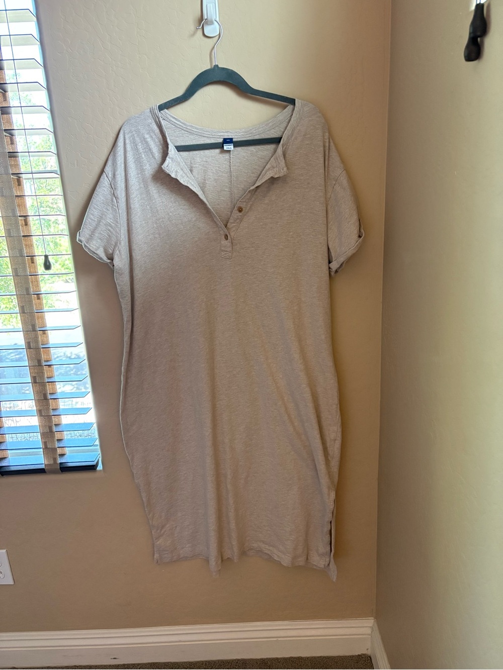 Women’s Old Navy Casual Henley Shirt Maxi Dress in Light Beige